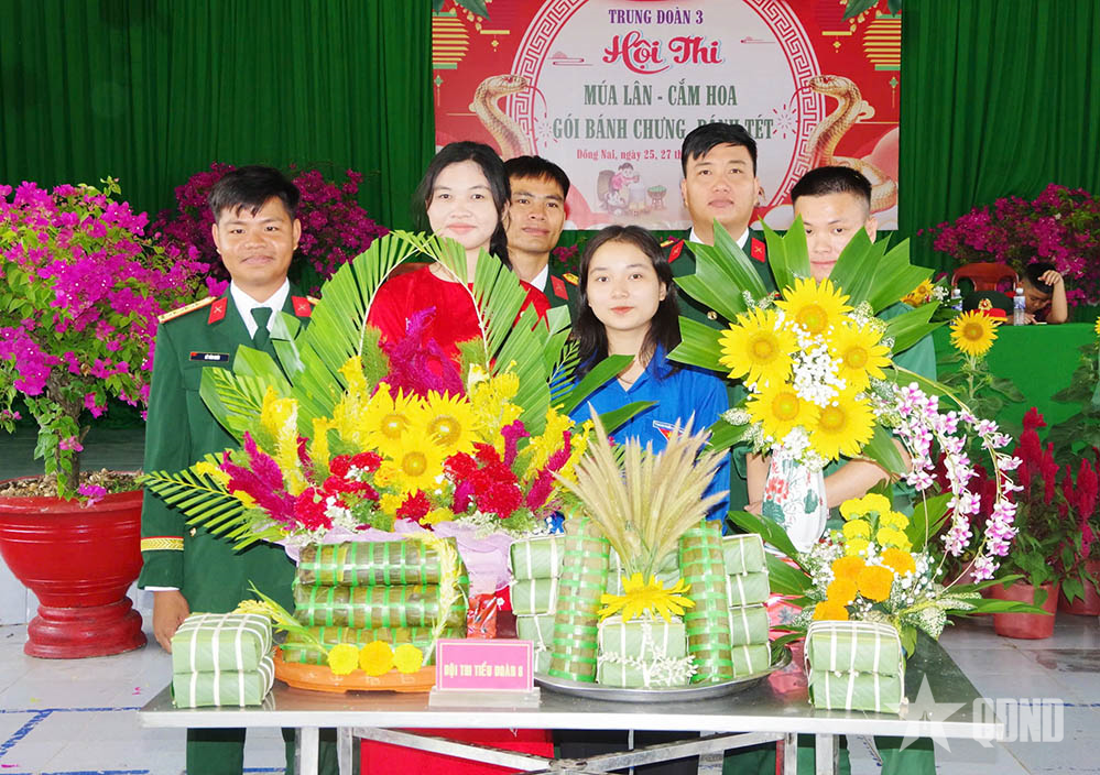 Sư đoàn 9 thi gói bánh chưng và các hoạt động mừng Xuân, dâng Đảng